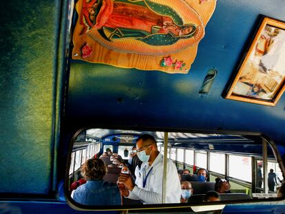 Adultos de Ciudad Juárez, en México, reciben este lunes en un autobús la dosis de la vacuna contra el coronavirus.