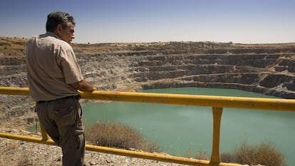 Un trabajador de la mina de Aznalcóllar en un mirador de la corta de Los Frailes, en septiembre.