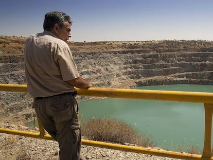 Un trabajador de la mina de Aznalcóllar en un mirador de la corta de Los Frailes, en septiembre.