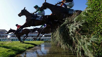 Un momento del tercer día de competición del Grand National en el hipódromo de Aintree, cerca de Liverpool, Inglaterra, el sábado 5 de abril de 2025.