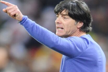 Löw da instrucciones en un partido del Mundial de Sudáfrica.