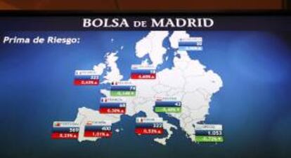 Monitor en la bolsa de Madrid que muestra, entre otras, la prima de riesgo de España. EFE/Archivo