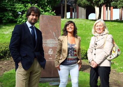 Nerea Llanos, en el centro, junto a Juana Iturmendi durante el acto en Bilbao.