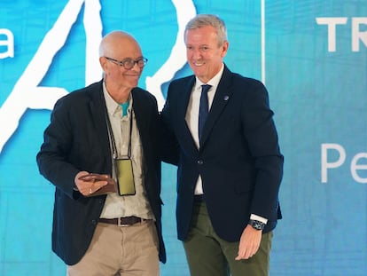 Pedro de Llano recibe el Premio Galicia de Arquitectura de manos de Alfonso Rueda el pasado mes de octubre.