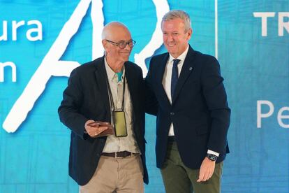 Pedro de Llano recibe el Premio Galicia de Arquitectura de manos de Alfonso Rueda el pasado mes de octubre.