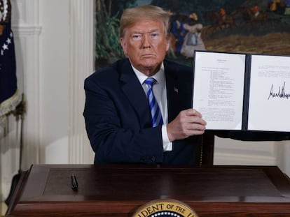 Donald Trump mostra o decreto assinado por ele em que os EUA abandonam o pacto com o Irã, nesta terça-feira.