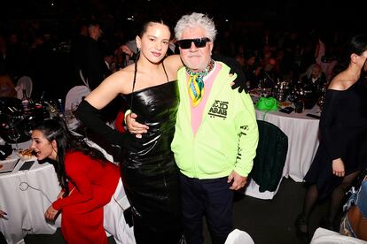 Rosalía ha sido ya chica Almodóvar, en la película Dolor y gloria, y en la gala de LOS40 volvió a coincidir con el director de cine manchego.