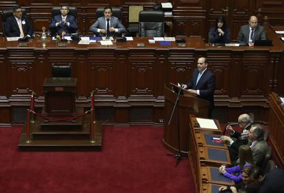 El primer ministro peruano, Fernando Zavala, en el Congreso.