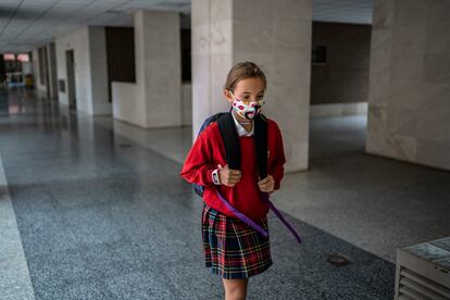 Luz vuelve a su colegio en Madrid tras las vacaciones en una aldea cántabra.