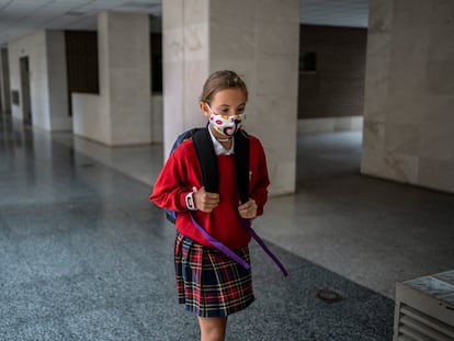 Luz vuelve a su colegio en Madrid tras las vacaciones en una aldea cántabra.