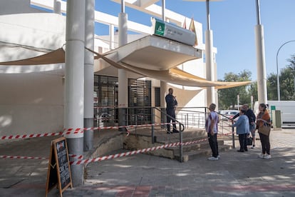 Cierre del centro de salud Candelaria, en Sevilla, tras la aparición de grietas en el edificio.