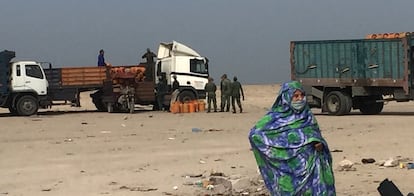 Soldados marroquíes reparten bombonas de butano entre los habitantes del barrio de Wakala, el pasado lunes en la ciudad de Dajla, en el Sáhara Occidental.