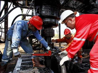 Tres operarios en un oleoducto en Zulia (Venezuela), en marzo.