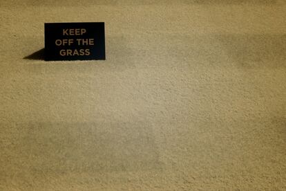 'Keep off the grass'. Cartel que pide que se respete la hierba de las pistas.
