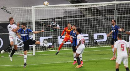Segundo gol de Luuk de Jong, que adelanta al  Sevilla en el marcador.