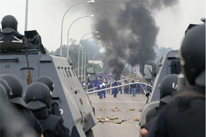 Un momento de los enfretamientos entre policías y trabajadores de Izar en el Puente León de Carranza