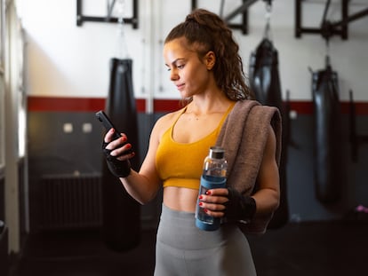 Artículo de EL PAÍS Escaparate que describe las ventajas de usar una mochila magnética para el gimnasio.