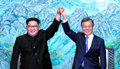 Los líderes coreanos, Kim (izquierda) y Moon, el 27 de abril.