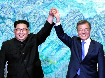 Los líderes coreanos, Kim (izquierda) y Moon, el 27 de abril.