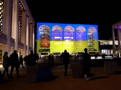 Los colores de la bandera de Ucrania en la fachada de la Metropolitan Opera de Nueva York, este viernes.