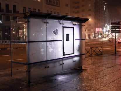 Parada de autobús en la plaza de España de Madrid.