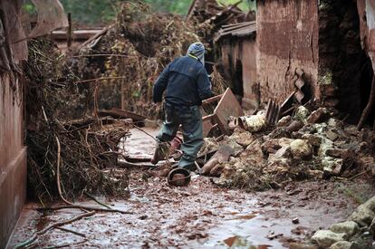 Un hombre camina entre los escombros y residuos en la localidad de Kolontar. El vertido, provocado tras la ruptura de un embalse donde se almacenaba productos tóxicos, ha sido calificado como el mayor desastre ecológico de la historia de Hungria.