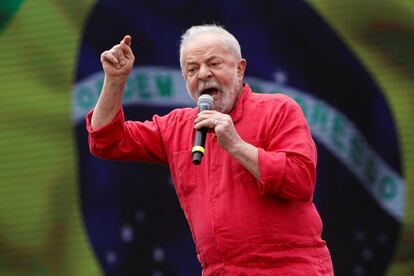 El expresidente brasileño y candidato presidencial Lula da Silva habla durante un mitin este sábado en São Paulo.