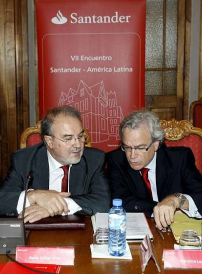 Pedro Solbes, vicepresidente segundo del Gobierno y Francisco Luzón, del Santander.