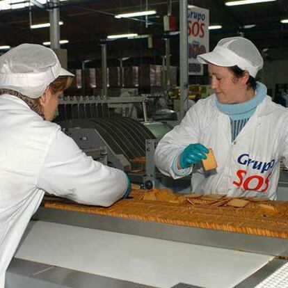 Empleadas en una fábrica de galletas de SOS Cuétara.