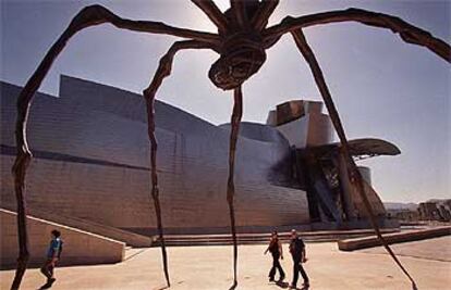 Una de las tres reproducciones de la escultura <b><i>Mamá,</b></i> de Louise Bourgeois (París, 1911), frente al Museo Guggenheim de Bilbao, que ha recibido desde su apertura, en el otoño de 1997, cerca de seis millones de visitantes.