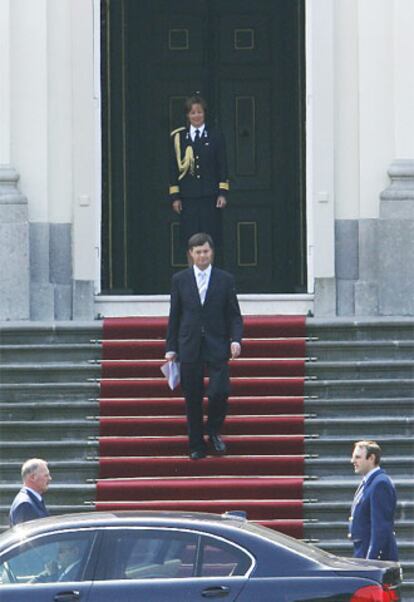 El primer ministro holandés, Jan Peter Balkenende, a su llegada al Palacio &#39;Huis ten Bosch&#39; en La Haya, para presentar la dimisión a la reina Beatriz.
