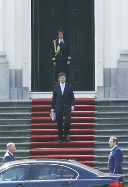 El primer ministro holandés, Jan Peter Balkenende, a su llegada al Palacio 'Huis ten Bosch' en La Haya, para presentar la dimisión a la reina Beatriz.