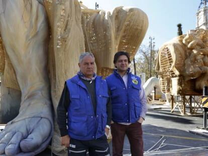 Los artistas Manolo García y José Aguilar junto a las primeras piezas de la falla municipal de 2014.