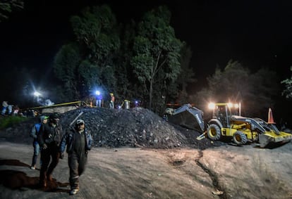 Algunos mineros y socorristas tras la explosi&oacute;n de una mina ilegal de carb&oacute;n en Cundinamarca, en el centro de Colombia