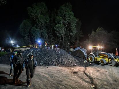 Algunos mineros y socorristas tras la explosi&oacute;n de una mina ilegal de carb&oacute;n en Cundinamarca, en el centro de Colombia