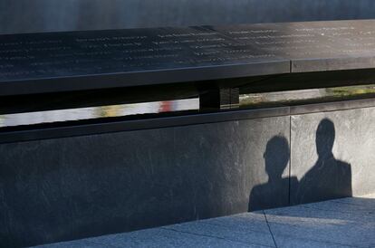 Las sombras de una pareja se proyecta sobre el monumento que recuerda el nombre de cada una de las víctimas del atentado contra el World Trade Center.