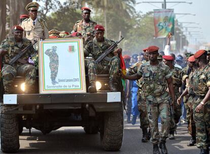Soldados de Guinea escoltan los restos del fallecido dictador Lansana Conté al inicio de la ceremonia de su funeral