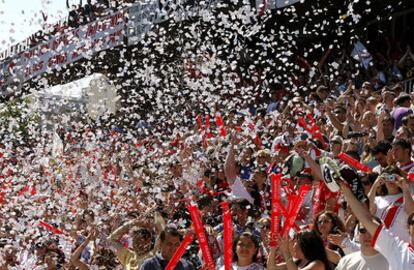 Aficionados del Rayo Vallecano animando a su equipo en el Teresa Rivera durante el partido.