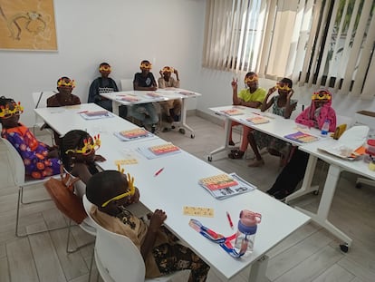 Niños españoles hijos de emigrantes senegaleses aprenden español en el Instituto Cervantes de Dakar