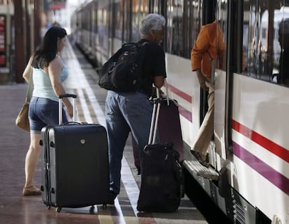 Varias personas montan a un tren en la estación de Chamartín, en Madrid. EFE/Archivo