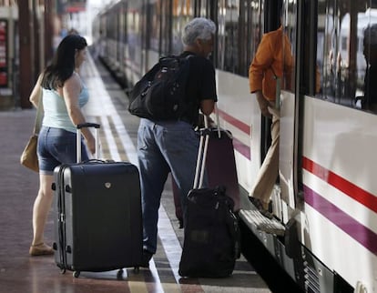 Varias personas montan a un tren en la estaci&oacute;n de Chamart&iacute;n, en Madrid. EFE/Archivo