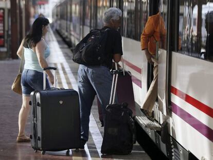 Varias personas montan a un tren en la estaci&oacute;n de Chamart&iacute;n, en Madrid. EFE/Archivo