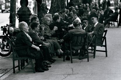 'Tertúlia'. Rambla de Canaletes, (1957).