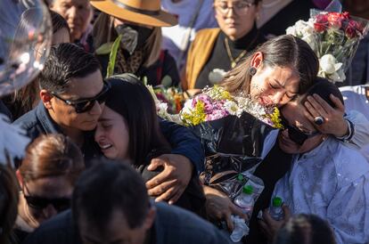 En redes sociales, familiares y colotlenses han alzado la voz para pedir justicia en una región asediada por la batalla entre dos de los carteles más poderosos de México: el Cartel Jalisco Nueva Generación y el Cartel de Sinaloa. En la imagen, familiares y amigos de las jóvenes se abrazan durante el cortejo fúnerbe.