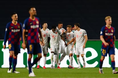 Los jugadores del Bayern celebran uno de los ocho goles que le marcaron al Barça en la histórica derrota de los azulgrana en cuartos de la Champions de 2020. efe