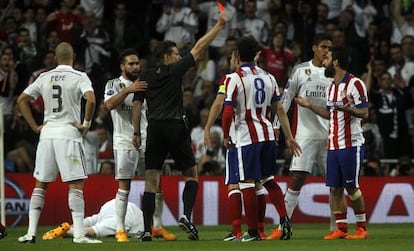 Arda ve la roja tras un plantillazo a Ramos.