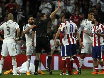 Arda ve la roja tras un plantillazo a Ramos.