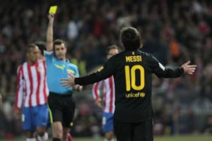 Messi recibe una tarjeta amarilla en un partido contra el Atlético.