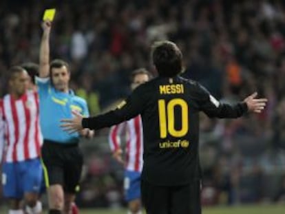 Messi recibe una tarjeta amarilla en un partido contra el Atlético.