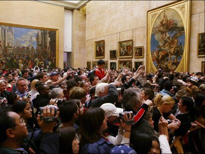 Decenas de visitantes se apiñan para observar la 'Gioconda' en el Louvre en 2015.